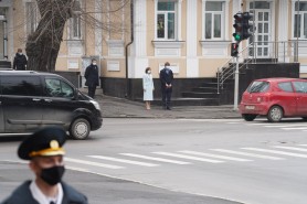 Poza zilei! Președinta Maia Sandu așteaptă culoarea verde a semaforului pentru a traversa strada